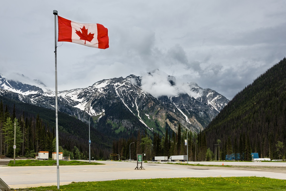 Фото для новини:Українцям у Канаді продовжили робочі дозволи