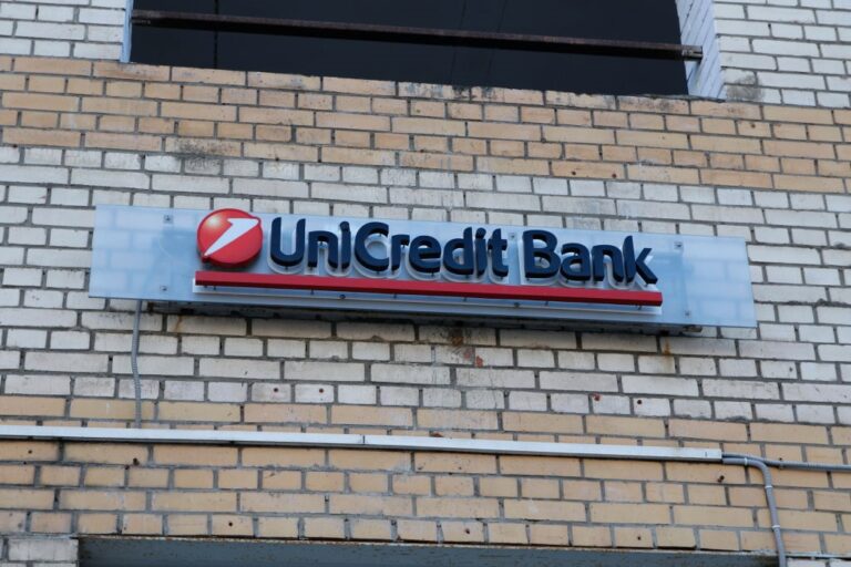 Фото для новини:UniCredit ліквідує банк у Росії - ЗМІ