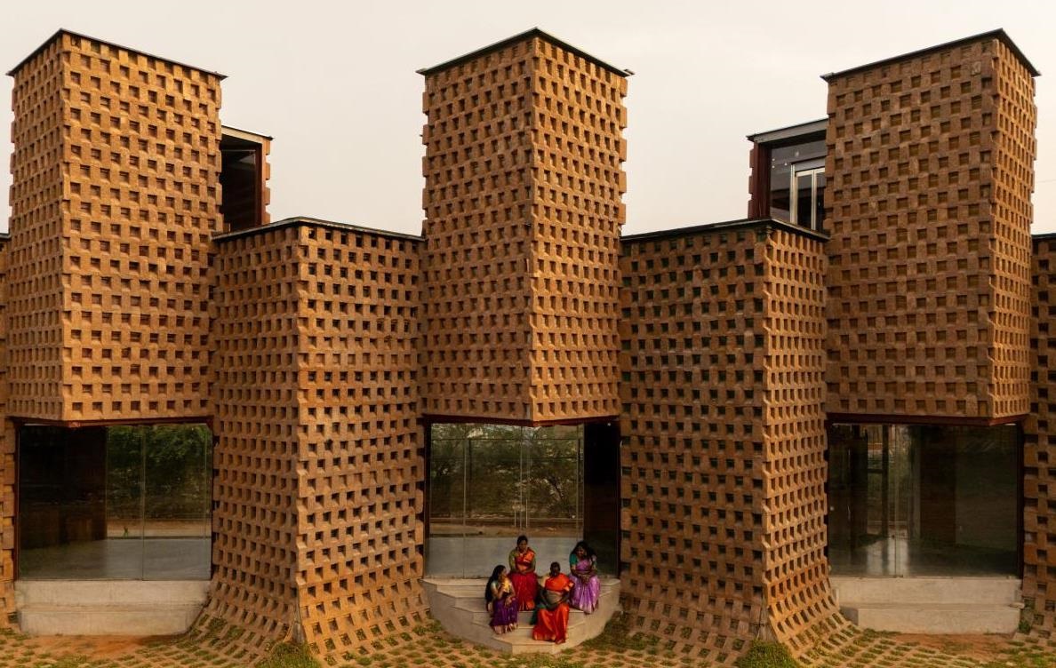 Фото для новини:В Індії відкрили ресторан із морських контейнерів, вкритий землею