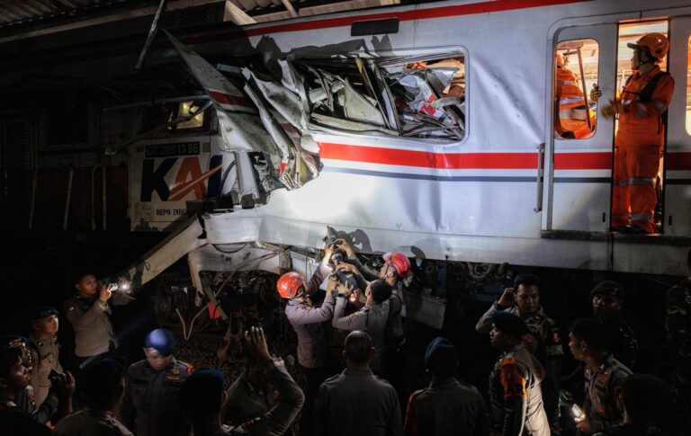 Фото для новини:В Індонезії зіткнулися потяги: є жертви та поранені