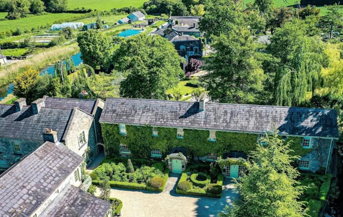 Фото для новини:В Ірландії за 20 млн євро продають ціле село з пабом, церквою та готелем