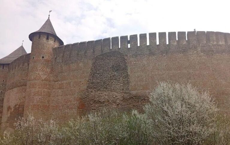 Фото для новини:В Хотинській фортеці обвалилася частина стіни