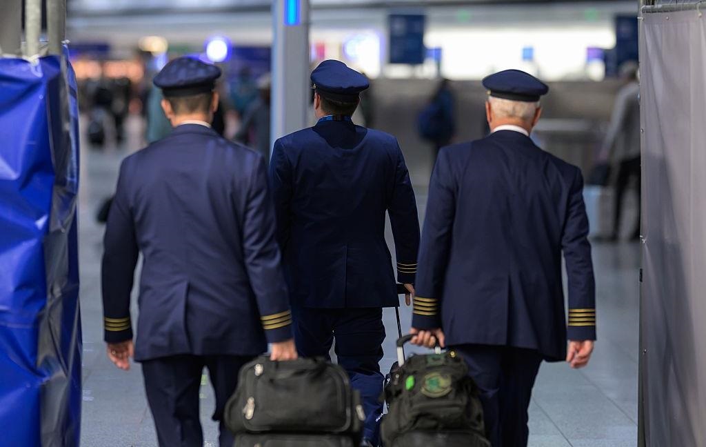 Фото для новини:В Німеччині пілоти двох авіакомпаній влаштували страйк
