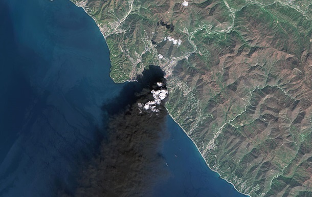 Фото для новини:В РФ заявили, що повністю погасили пожежу в Туапсе