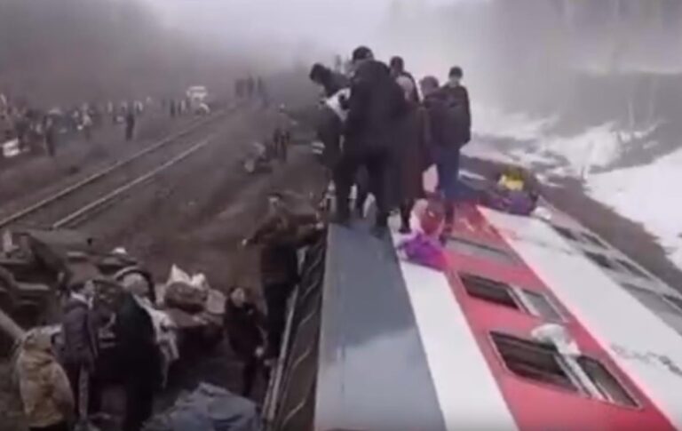 Фото для новини:В Росії перекинувся пасажирський поїзд