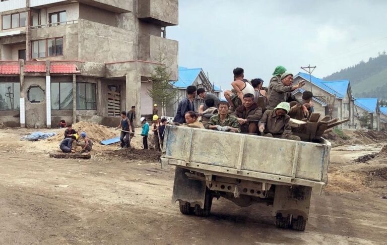 Фото для новини:В Росію за рік завезли понад 36 тисяч робітників з КНДР - ЗМІ