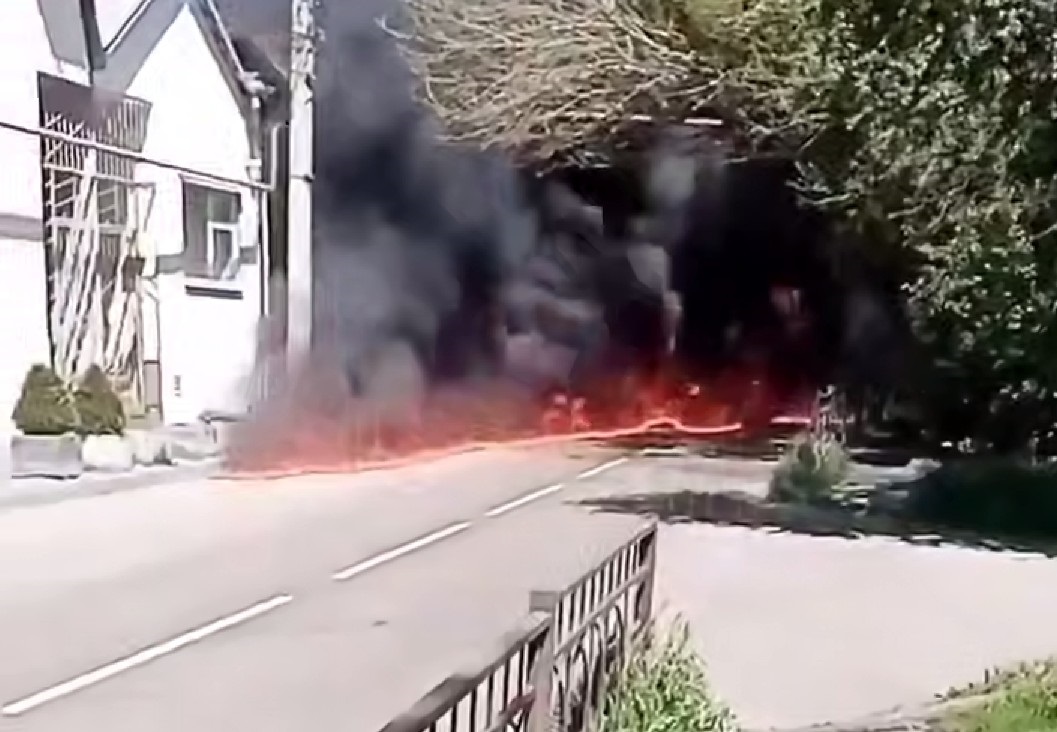 Фото для новини:В Туапсе палаючі нафтопродукти течуть вулицями