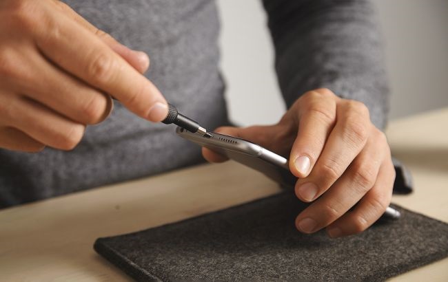 Фото для новини:Ваш смартфон звучить глухо: ось як легко почистити динамік