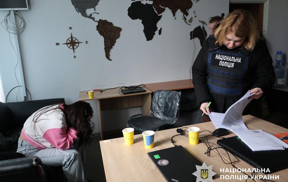 Фото для новини:Вдавали романтику і викрадали крипту: в Дніпрі ліквідовали call-центри