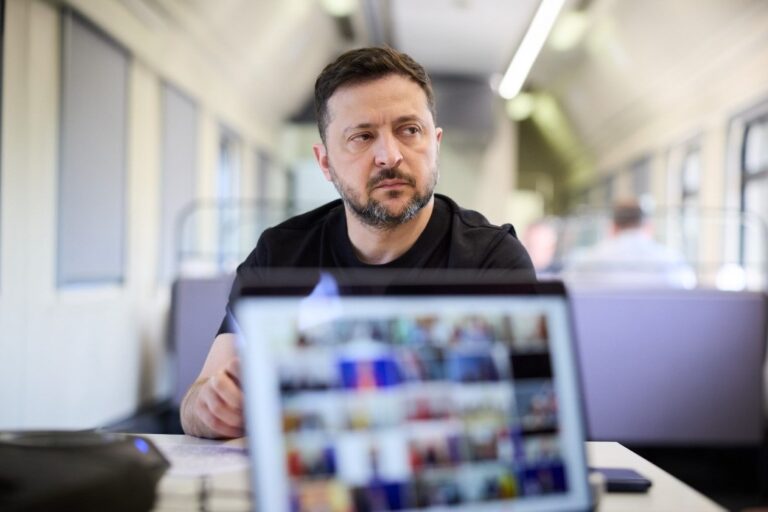 Фото для новини:Зеленський допустив, що РФ готується до загальної мобілізації