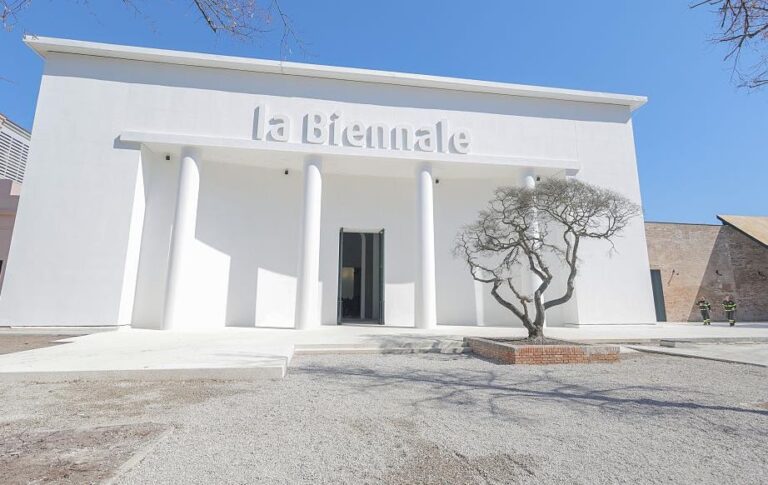 Фото для новини:Журі 61-ї Венеціанської бієнале пішло у відставку