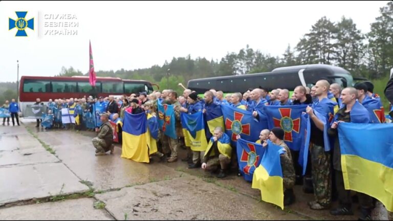 Фото для новини:СБУ показала ексклюзивні фото та відео з обміну полоненими 15 травня
