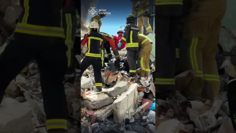 Фото для новини:російські окупанти вбили 12-річну дитину у Києві... 🕯️