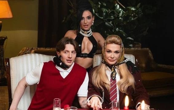 Фото для новини:Анна Трінчер влаштувала пікантне шоу на столі перед Ольгою Сумською