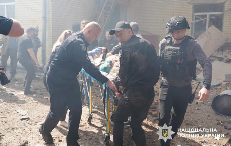 Фото для новини:Атака на дитсадок у Сумах: є загибла і поранені