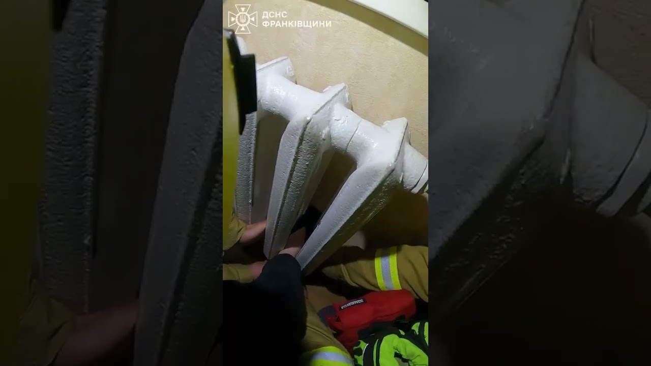 Фото для новини:У Франківську рятувальники вивльнили ногу з батареї 10-річному хлопчику