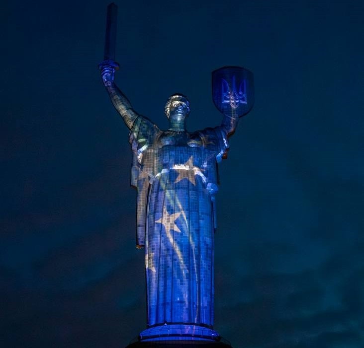 Фото для новини:Батьківщина-матір засяяла кольорами прапору ЄС