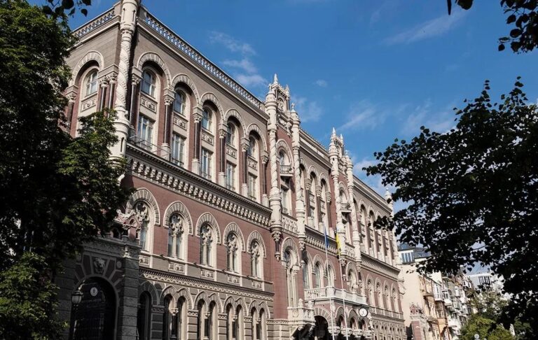 Фото для новини:Долар відступив від рекордних максимумів в Україні