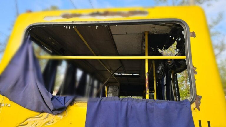 Фото для новини:Дрон росіян атакував автобус на Херсонщині: є жертва
