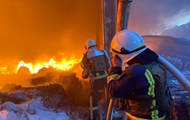 Фото для новини:Дрони атакували Кривий Ріг: пошкоджені будинки, поранена жінка