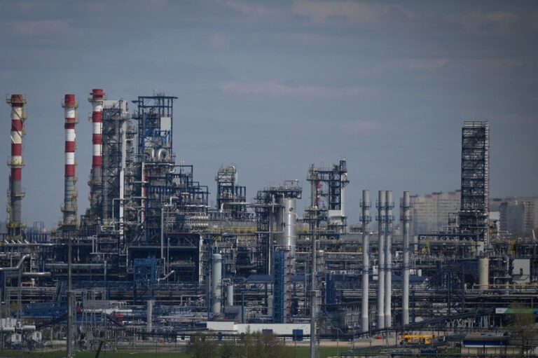 Фото для новини:Два найбільші НПЗ РФ зупинили переробку нафти