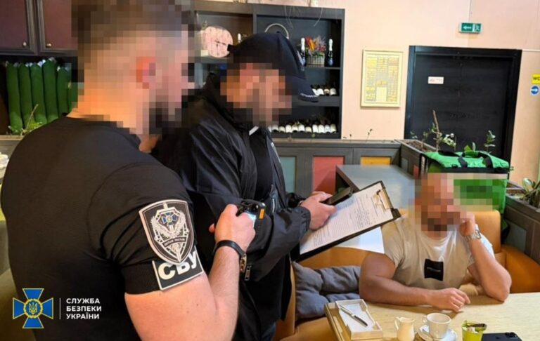 Фото для новини:Двох посадовців БЕБ спіймали на хабарях