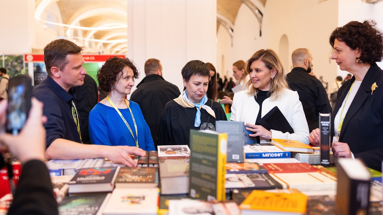 Фото для новини:Олена Зеленська відвідала «Книжковий Арсенал» і передала українським воїнам придбану книжку