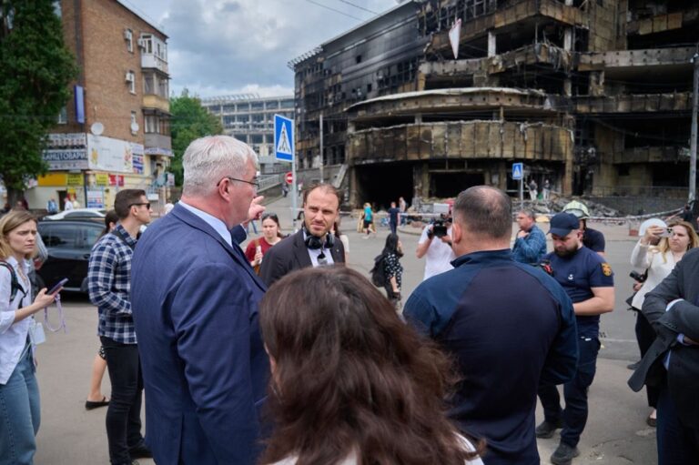 Фото для новини:Іноземні дипломати відвідали місця ударів у Києві