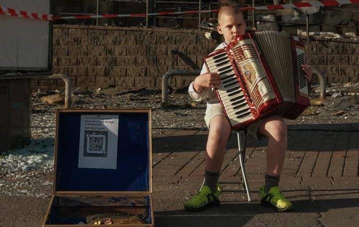 Фото для новини:Хлопчик зіграв Києве мій на акордеоні біля зруйнованого ТЦ на Лук’янівці