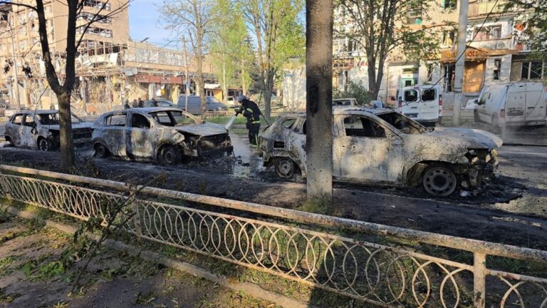 Фото для новини:Краматорськ зазнав бомбового удару, багато жертв