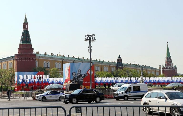 Фото для новини:Кремль відмінив запрошення іноземним ЗМІ на парад 9 травня