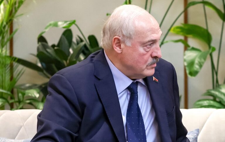Фото для новини:Лукашенко анонсував приїзд довіреної особи Макрона в Білорусь