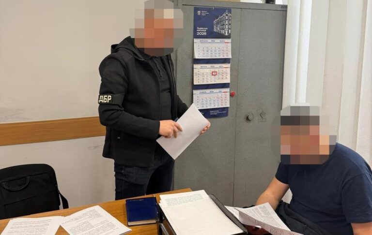 Фото для новини:Львівський митник пропустив контрабанду на 7 млн