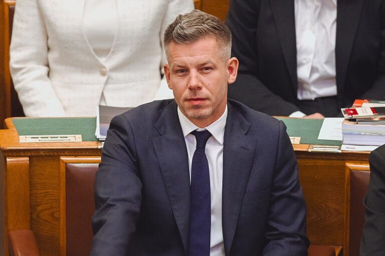 Фото для новини:Мадяр закликав президента Угорщини піти у відставку