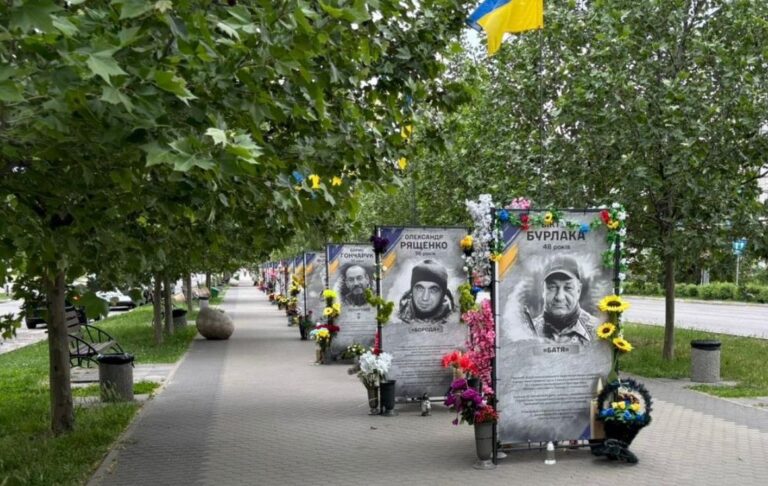 Фото для новини:На Київщині підлітки танцювали на Алеї Слави під російську музику