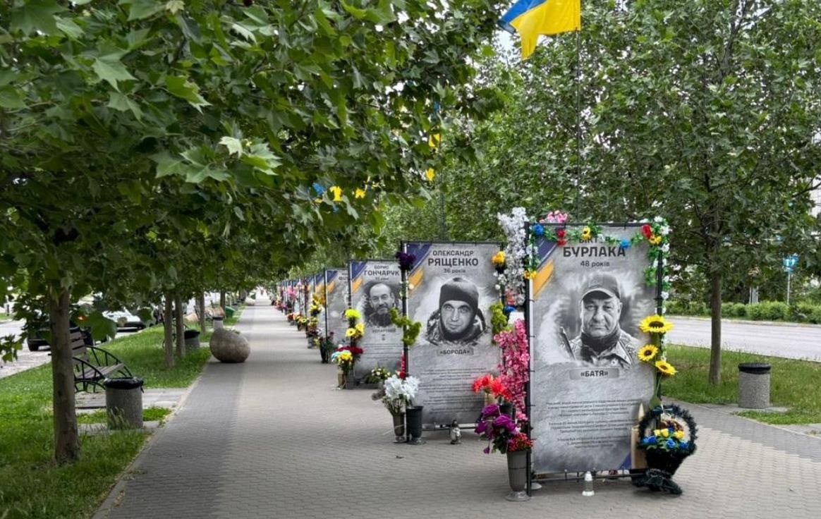 Фото для новини:На Київщині підлітки танцювали на Алеї Слави під російську музику