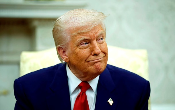 Фото для новини:На корпусі нового телефона Трампа помітили неправильний прапор США