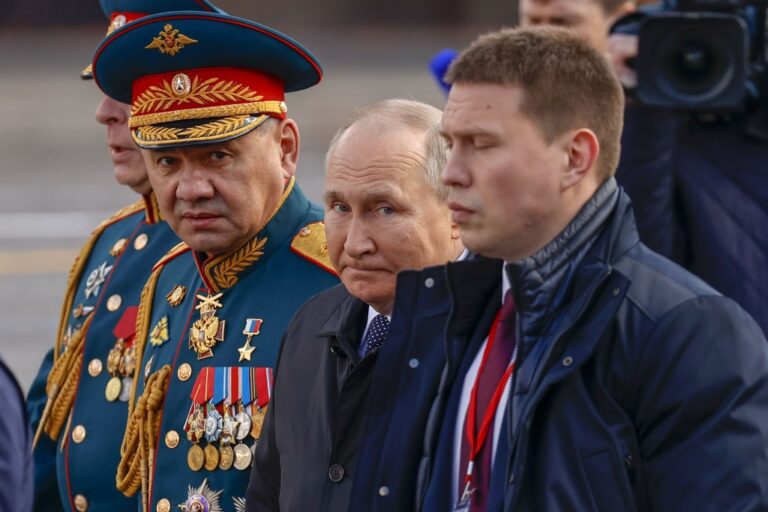 Фото для новини:Неформальні канали. Як Кремль просить дозволу на парад
