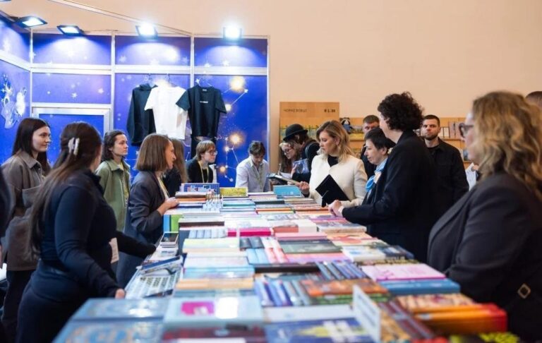 Фото для новини:Олена Зеленська відвідала Книжковий Арсенал і розповіла, які книги придбала