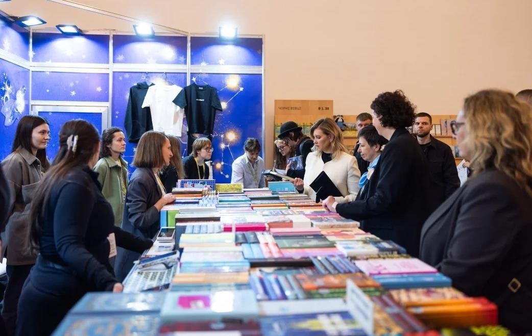 Фото для новини:Олена Зеленська відвідала Книжковий Арсенал і розповіла, які книги придбала
