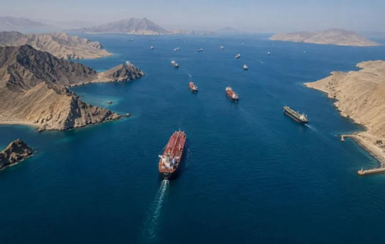 Фото для новини:Ормузькі гойдалки: США та Іран по черзі вмикають “задню” за крок до миру