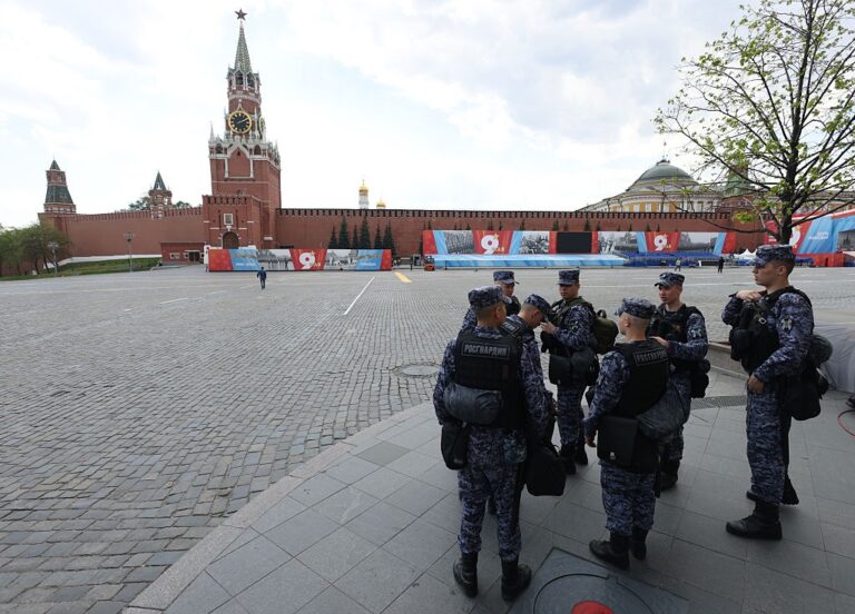 Фото для новини:Перемир'я на три дні. Україна дозволила РФ парад