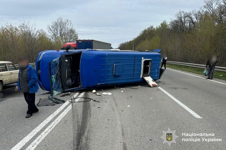 Фото для новини:Позашляховик врізався в автобус на Вінниччині