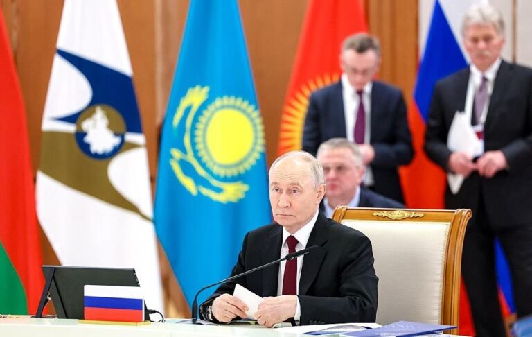 Фото для новини:Путін і лідери ЄАЕС вимагають референдум у Вірменії