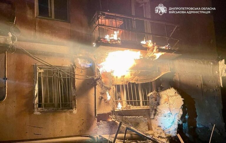 Фото для новини:РФ атакувала Дніпро: зайнялася 5-поверхівка