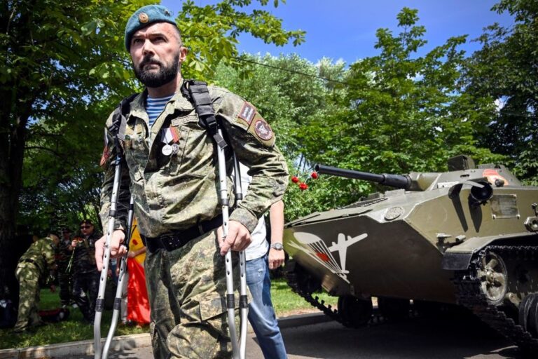Фото для новини:РФ забирає з фронту боєздатних солдатів на парад в Москві - Атеш