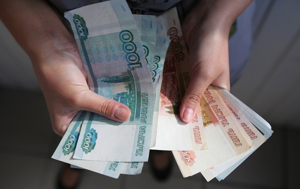 Фото для новини:Росіяни масово знімають гроші через збої інтернету