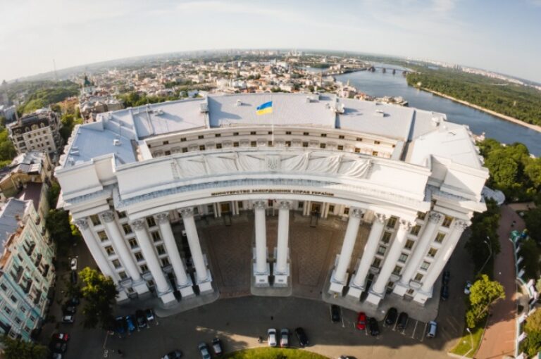 Фото для новини:Росіяни пошкодили будівлю МЗС у центрі Києва
