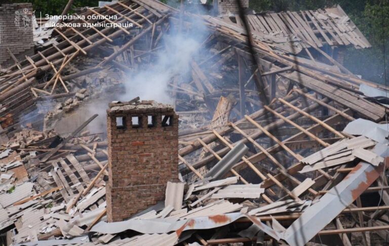 Фото для новини:Росіяни повторно вдарили по Запоріжжю, є жертви