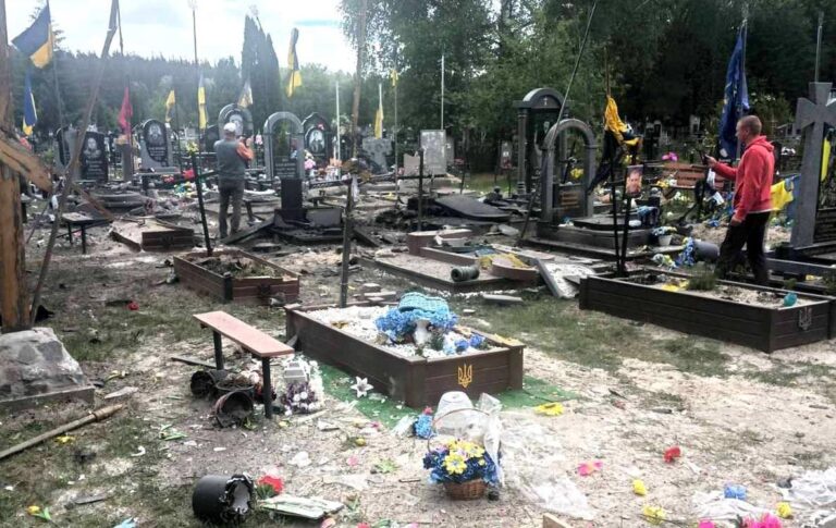 Фото для новини:Росіяни вдарили по кладовищу на Чернігівщині, є постраждала